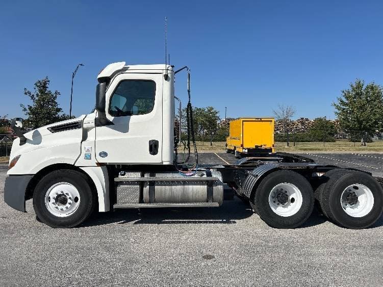 2019 Freightliner Cascadia 126 Day Cab Truck - 435HP, 10 Speed Manual image 4