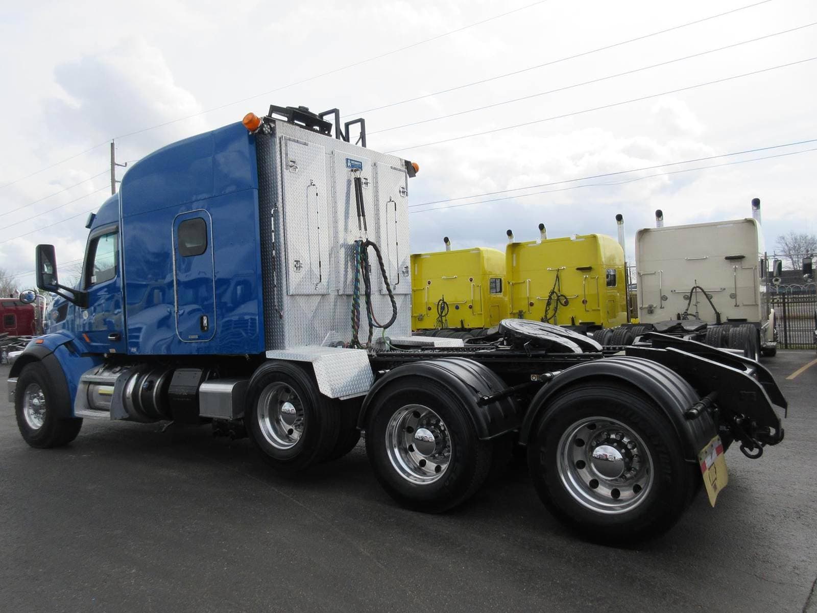 2020 Peterbilt 567 image 3