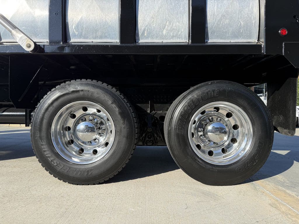 Used 2024 PETERBILT 389 image 23