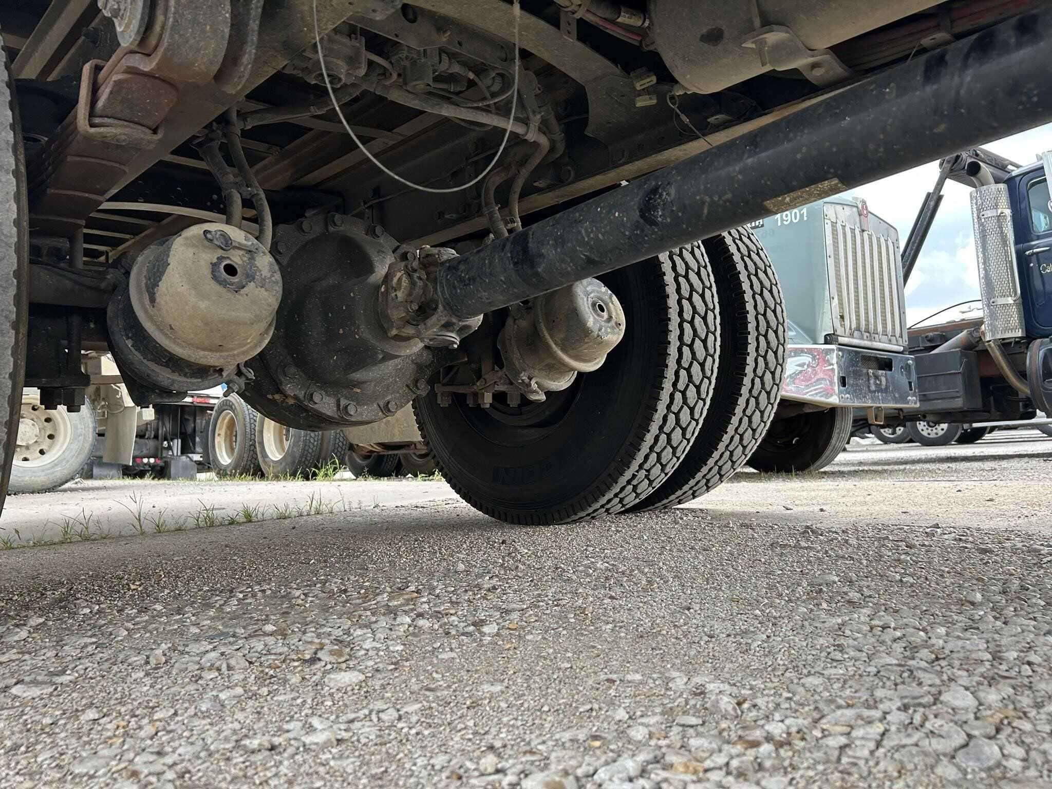 2017 Freightliner M2 image 9