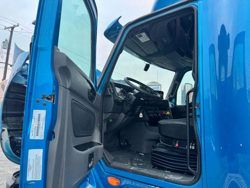 2019 International LT image 17