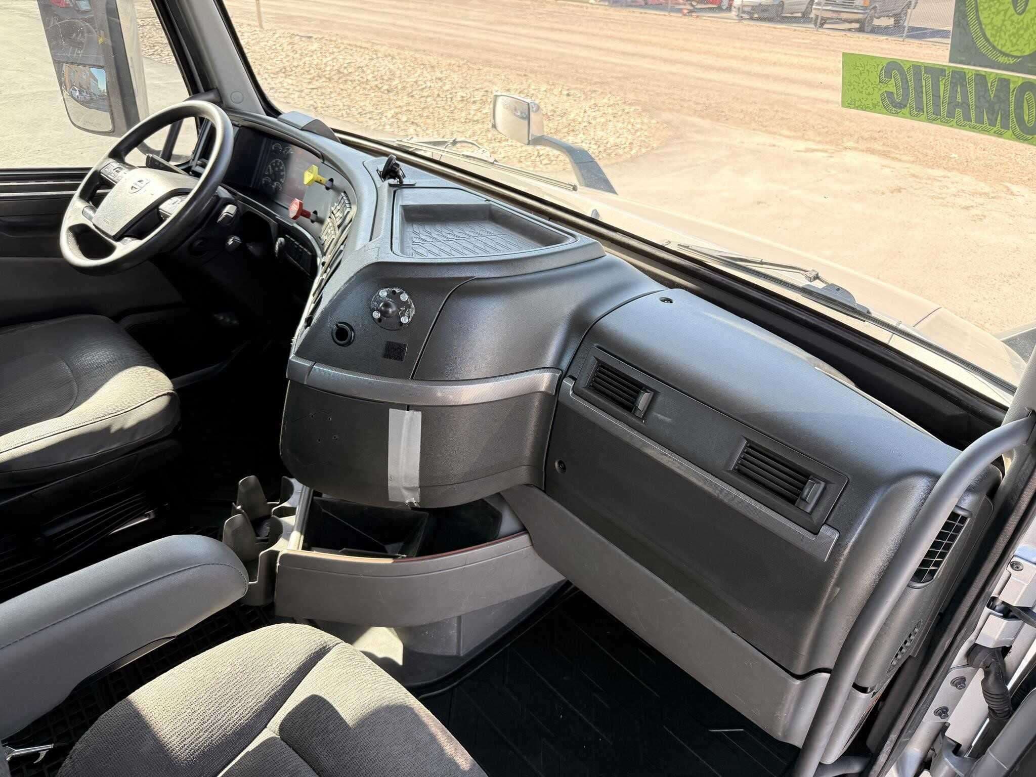 2020 Volvo VNR image 10