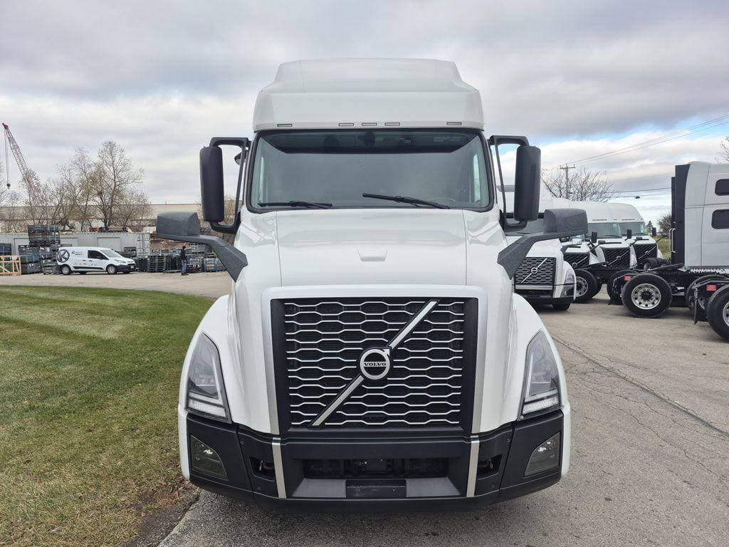 2023 Volvo VNL64T760 image 8