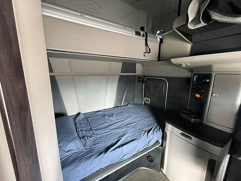 2023 Peterbilt 579 image 12