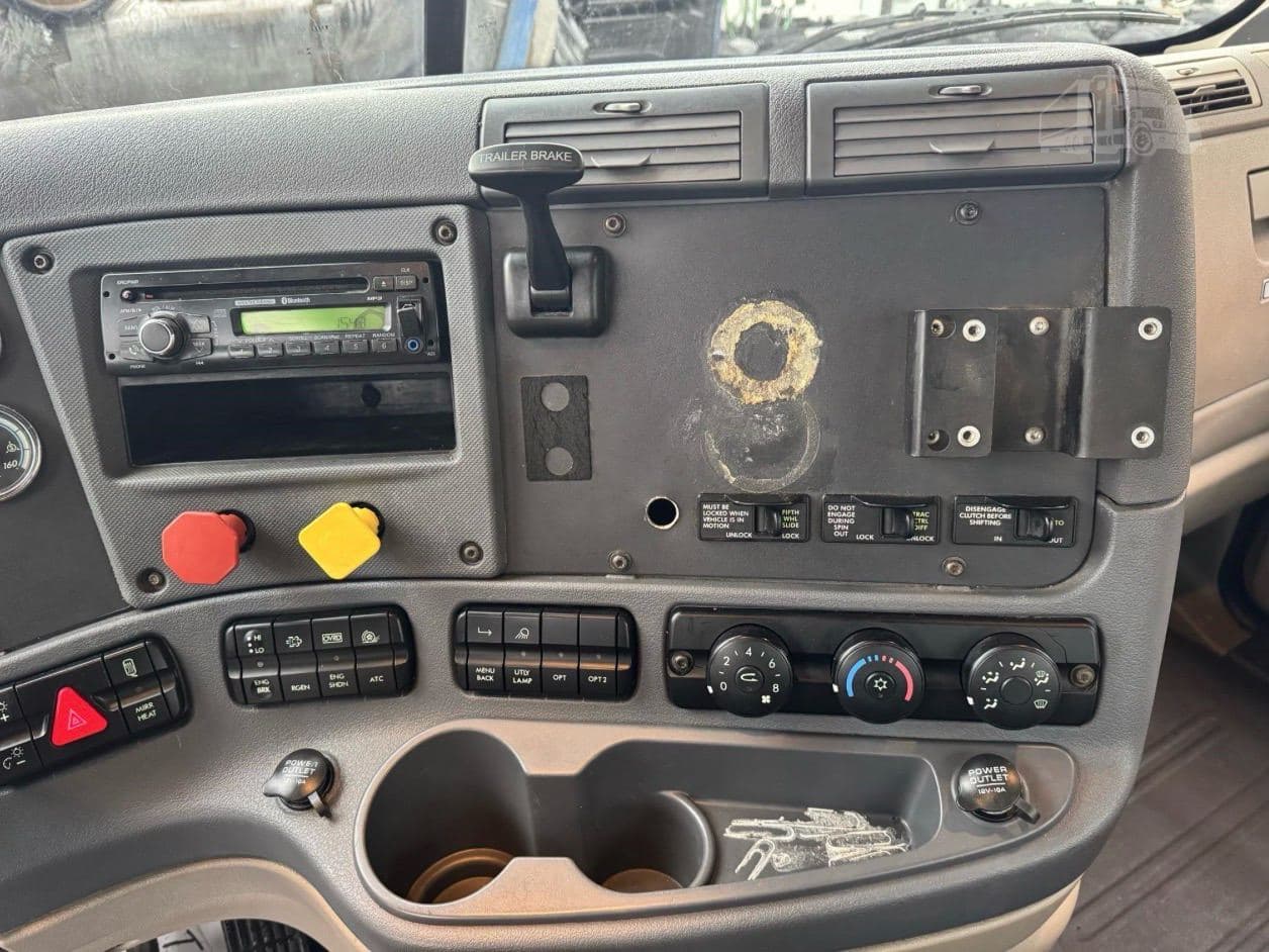 2017 Freightliner Cascadia 125 image 11