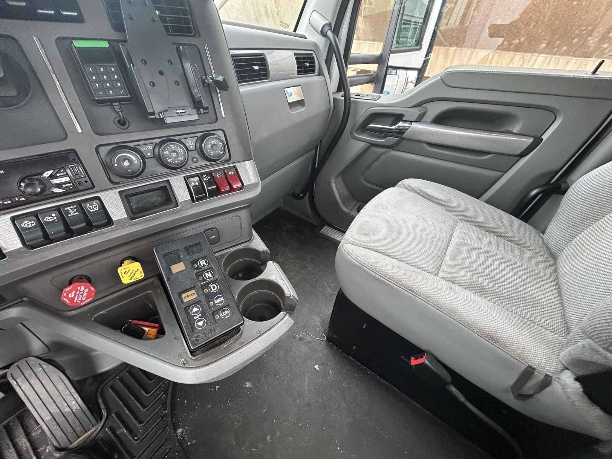 2016 Kenworth T880 image 12
