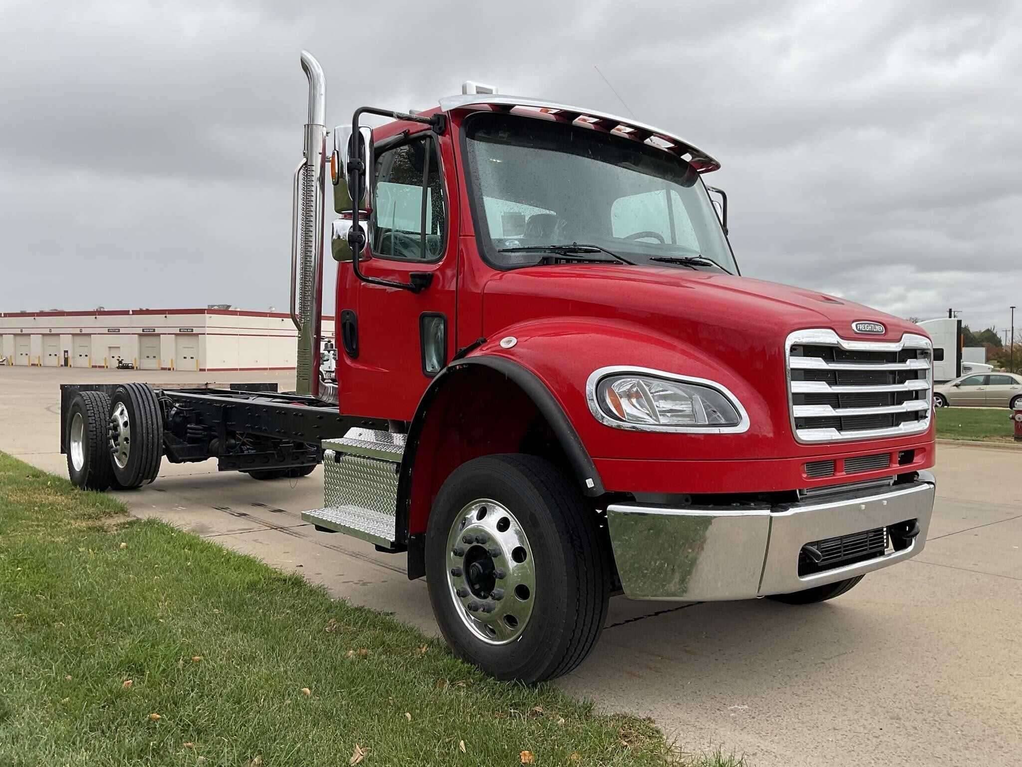 2025 Freightliner M2 image 2