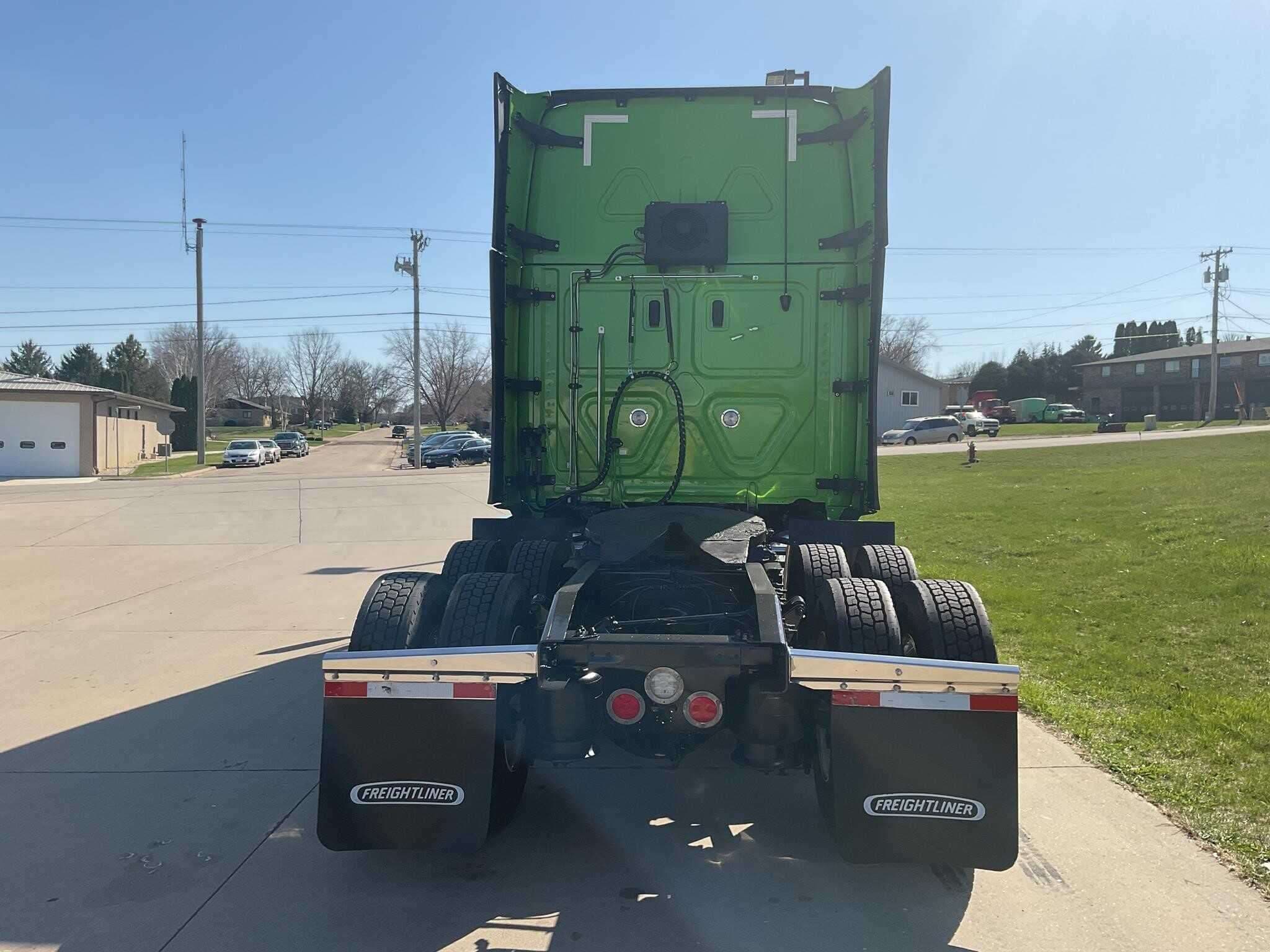 2022 Freightliner Cascadia 126 image 2