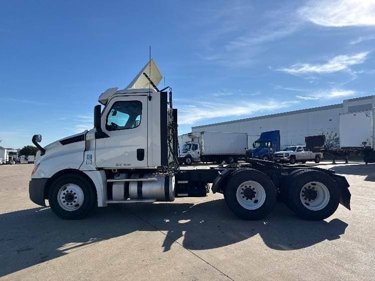 2018 Freightliner Cascadia image 3