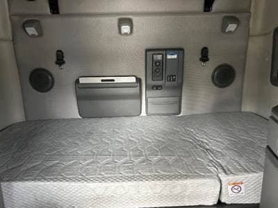 2023 Volvo VNL64760 image 7