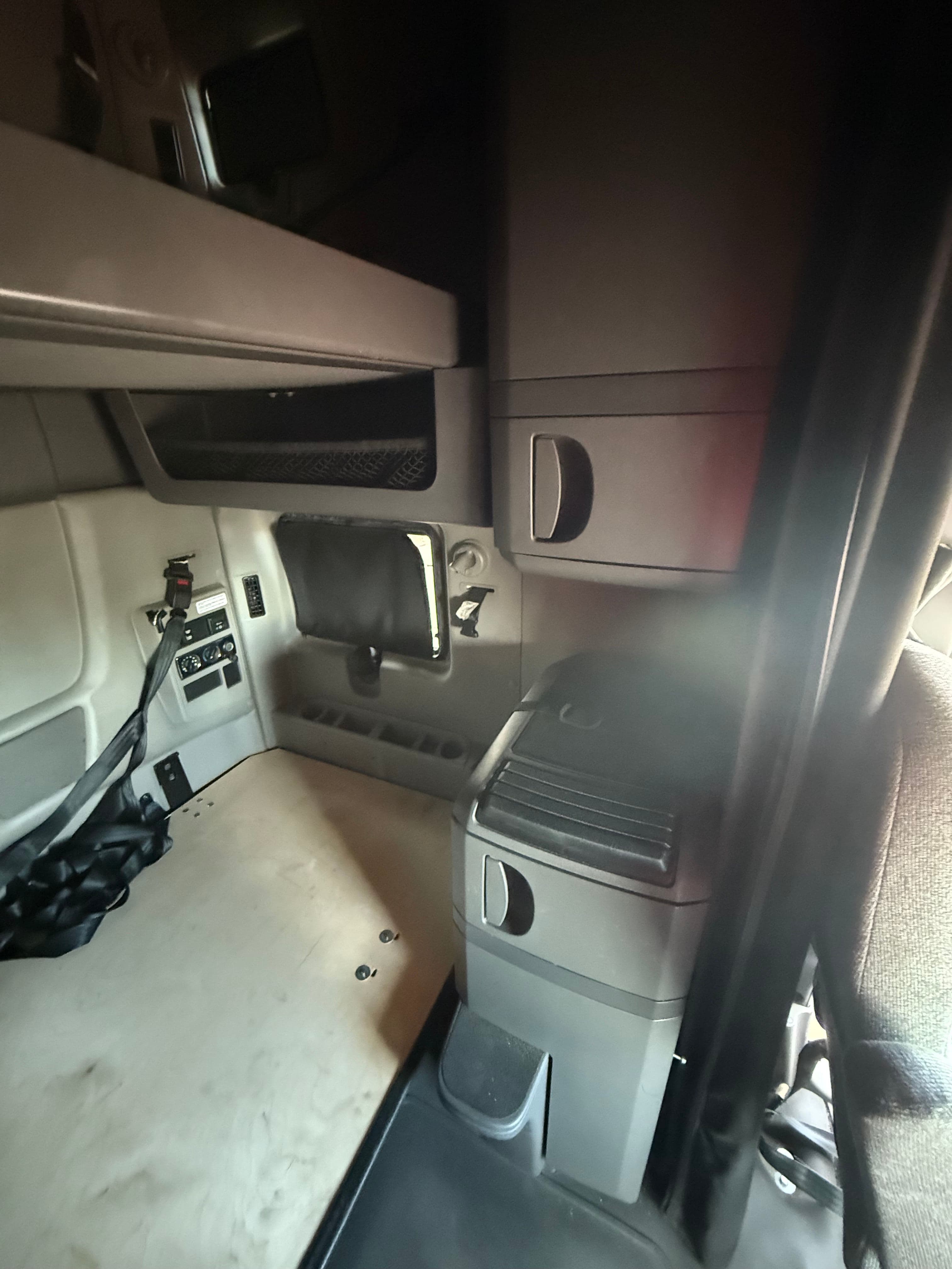 2022 International LT625 image 9