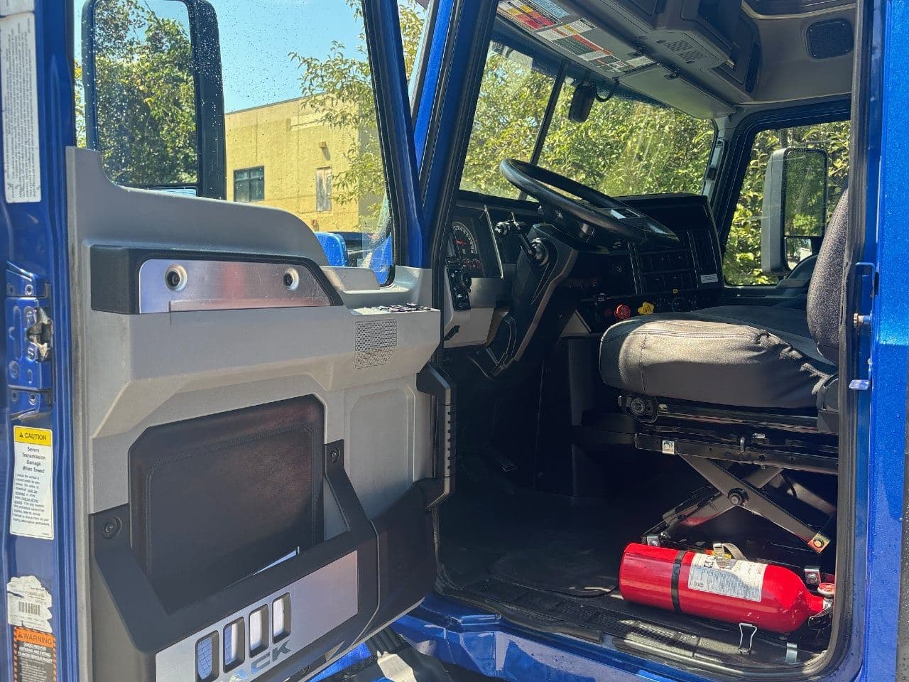 2019 Mack Anthem image 13