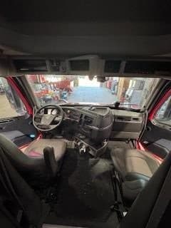 2023 Volvo VNL64T760 image 9