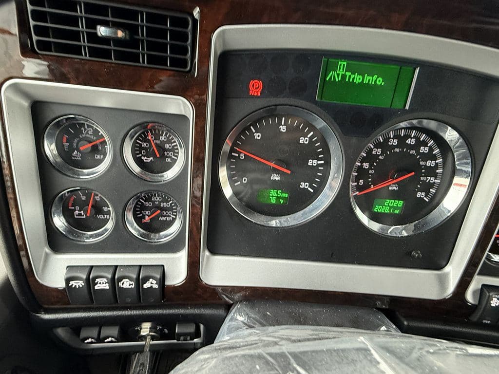 New 2027 KENWORTH W900L image 7
