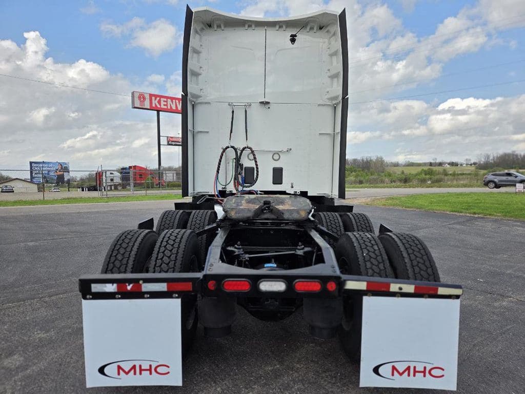 Used 2023 PETERBILT 579 image 6