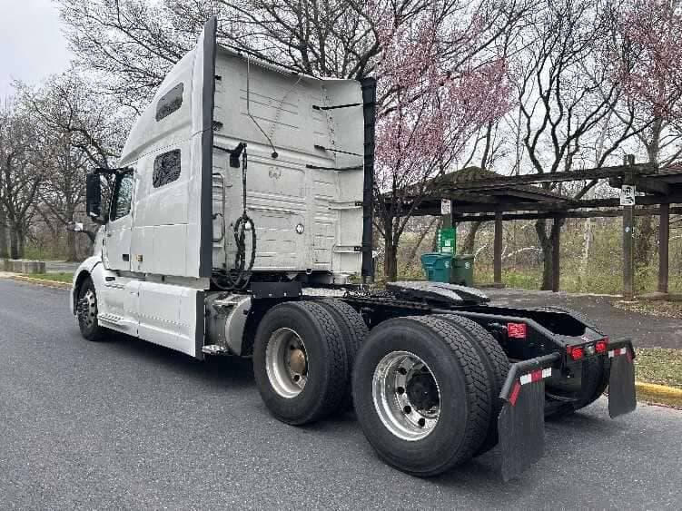 2023 Volvo VNL64760 image 4