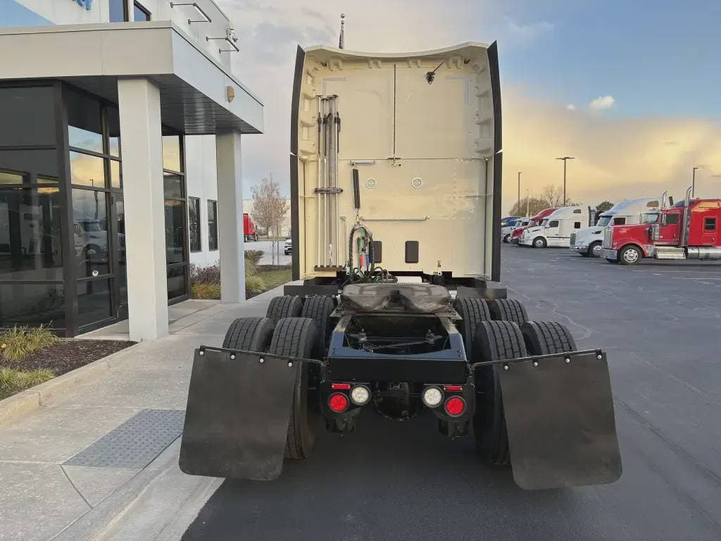 2022 Peterbilt 579 image 4