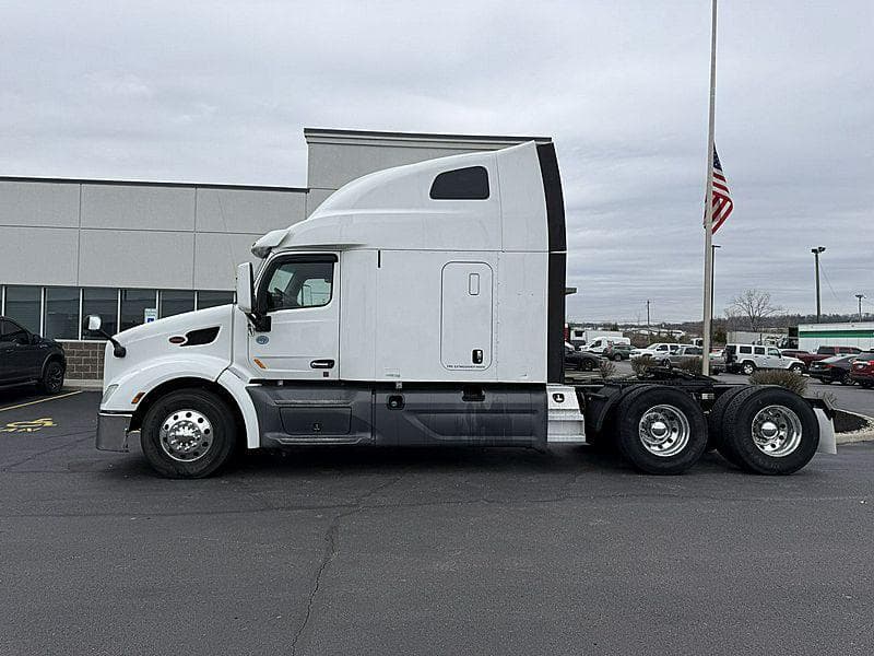 2020 Peterbilt 579 image 2