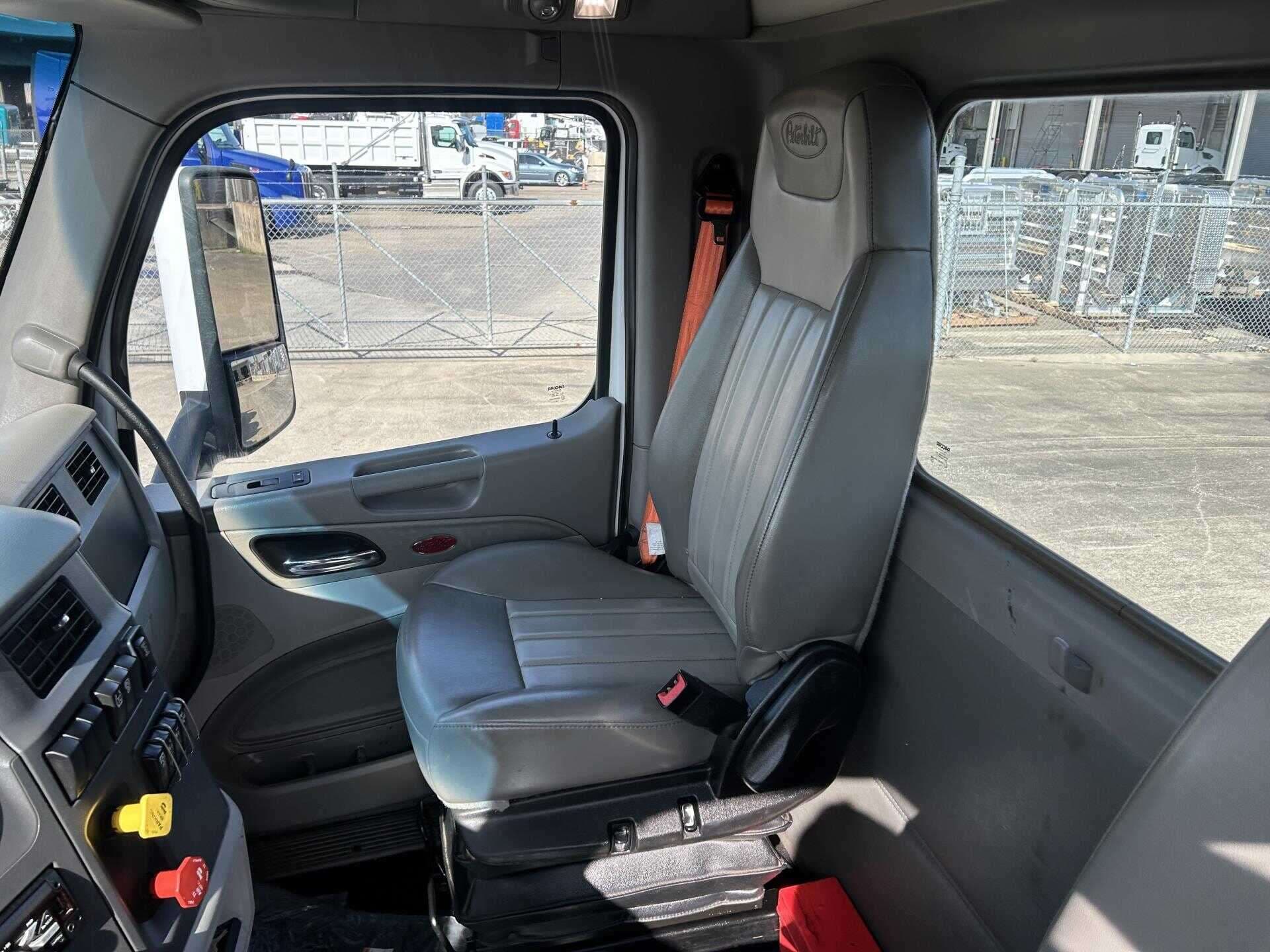 Used 2020 Peterbilt 579 Conventional - Day Cab in Houston, TX image 18
