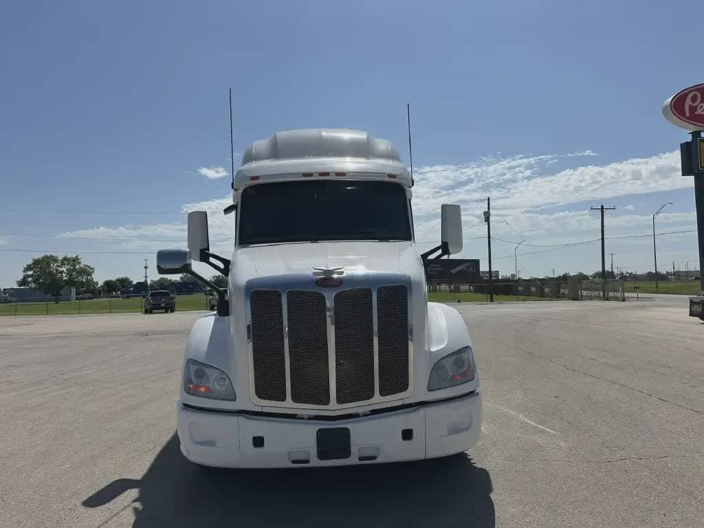2022 Peterbilt 579 image 4