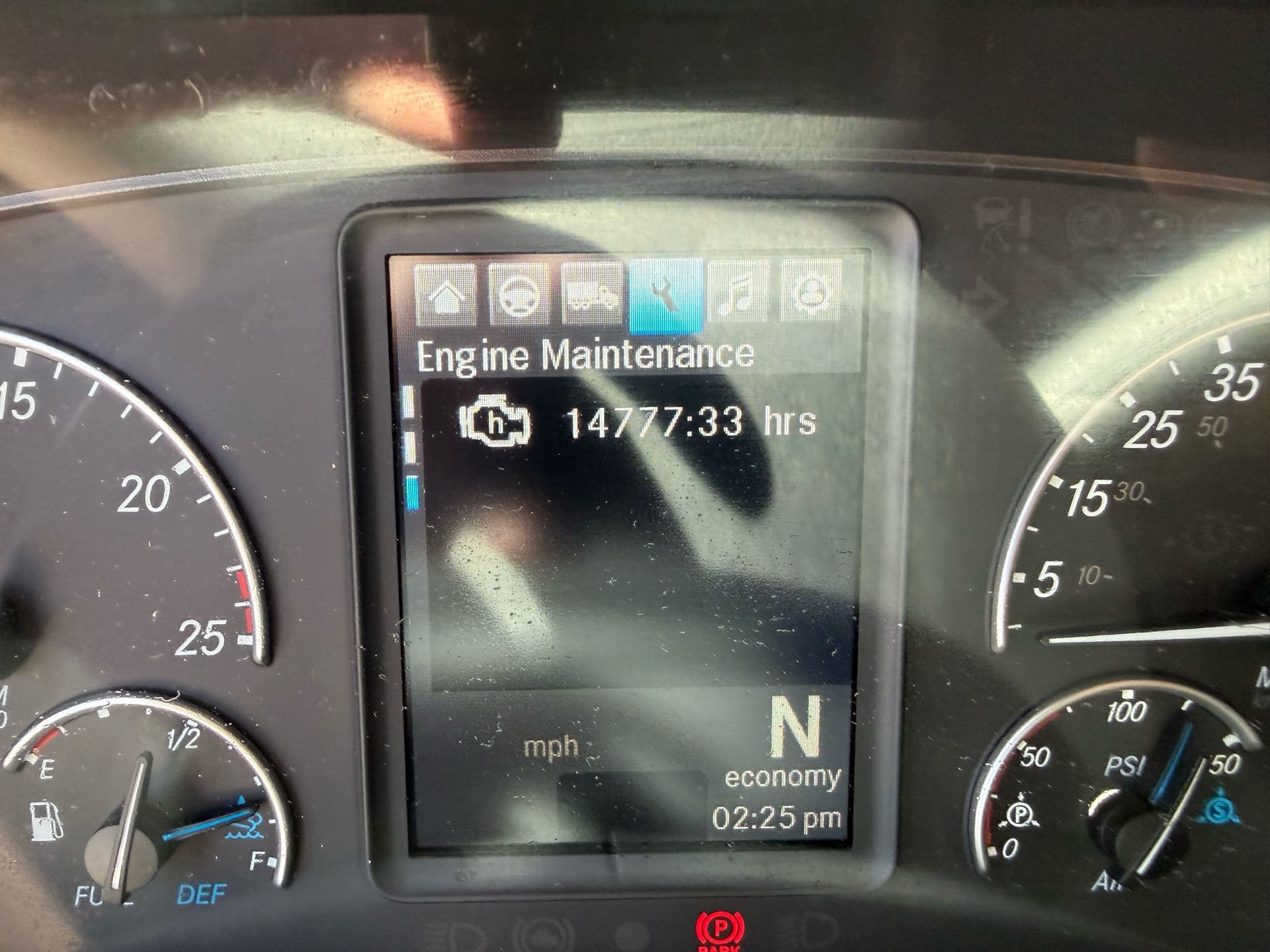 2023 Freightliner - 438k - 14k Hours! image 2