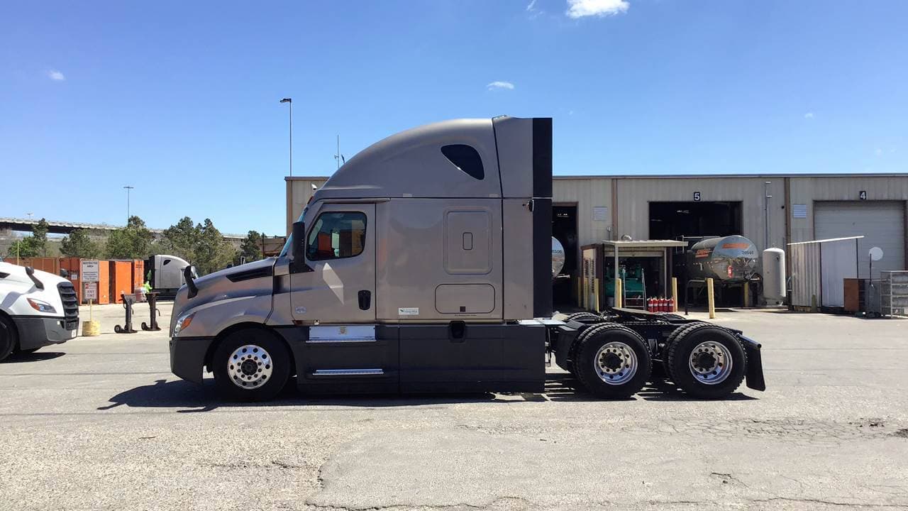 2024 Freightliner Cascadia 126 image 2