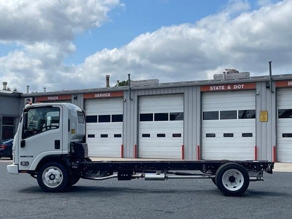 2025 Isuzu NRR image 6