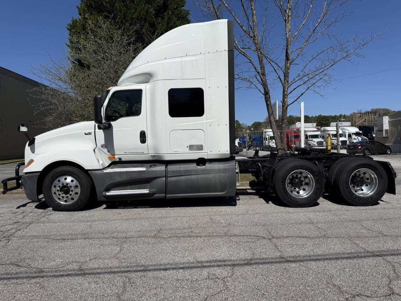 2018 International LT625 image 4