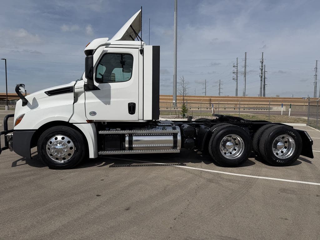 Used 2022 FREIGHTLINER PT126064S T image 16
