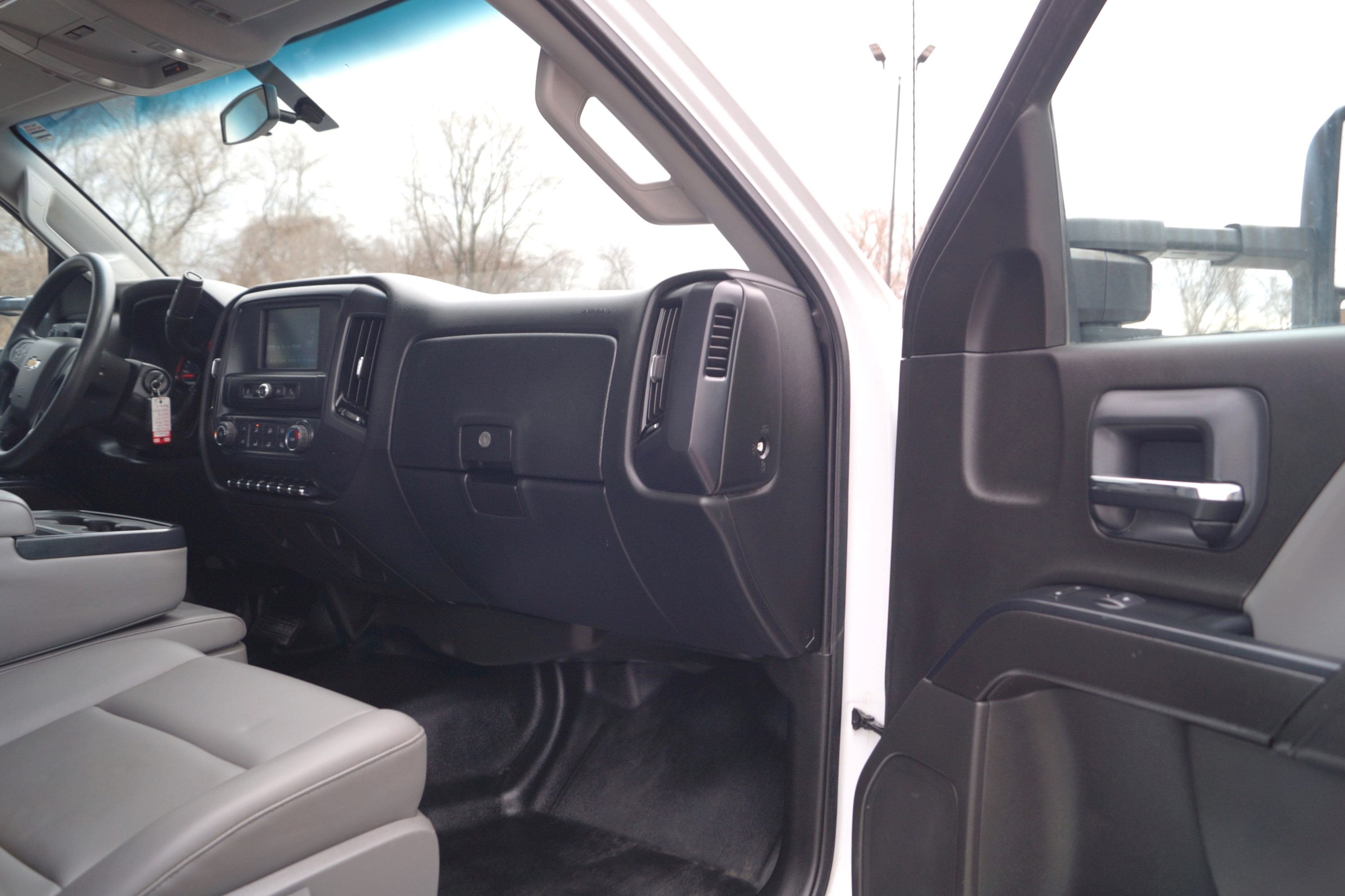 2022 Chevrolet Silverado 5500 - 11ft Flatbed - 4WD 6.6L V8 Duramax image 13