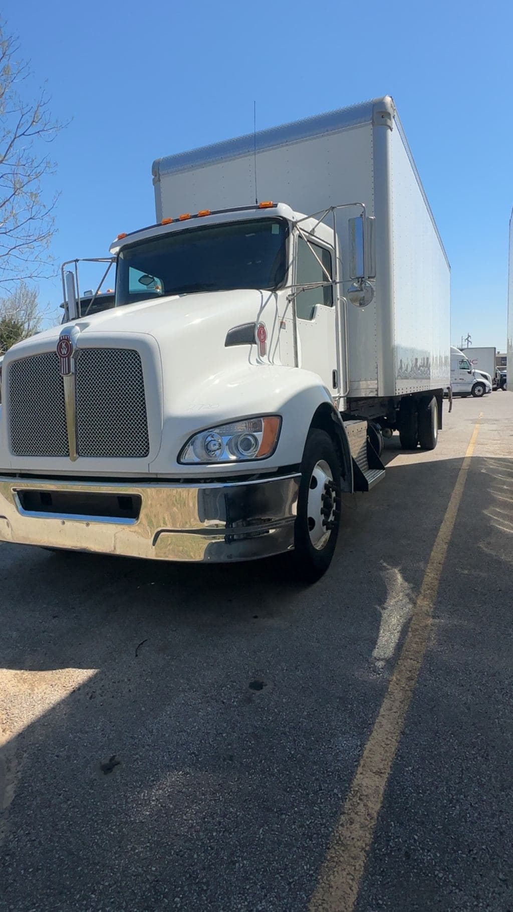 Used 2023 KENWORTH T270 image 2