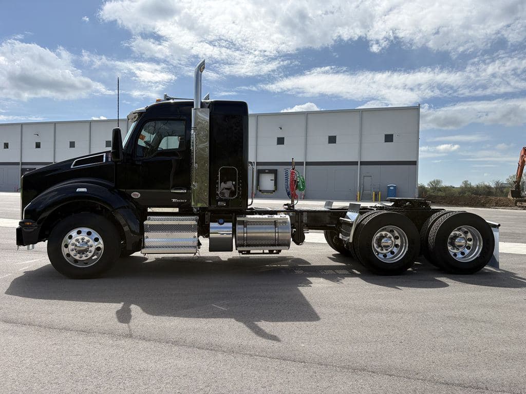 New 2027 KENWORTH T880 image 8