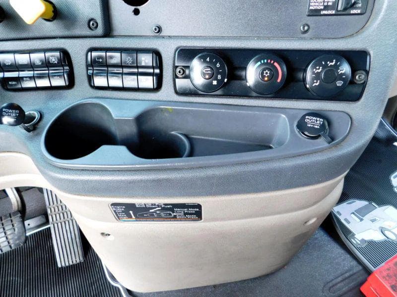 2018 Freightliner Cascadia image 24