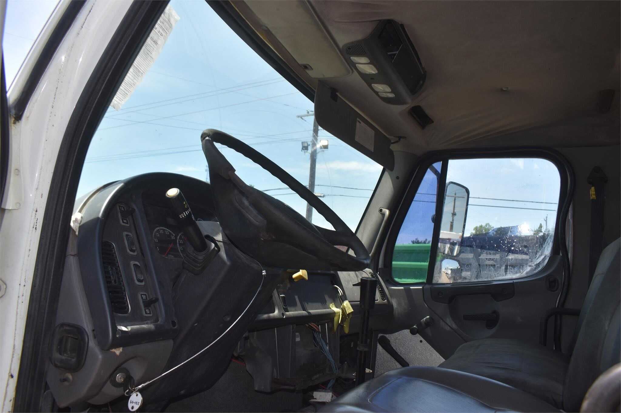 2010 Freightliner M2 106 image 5