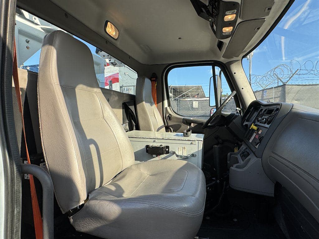 2015 Freightliner M2 106 image 54