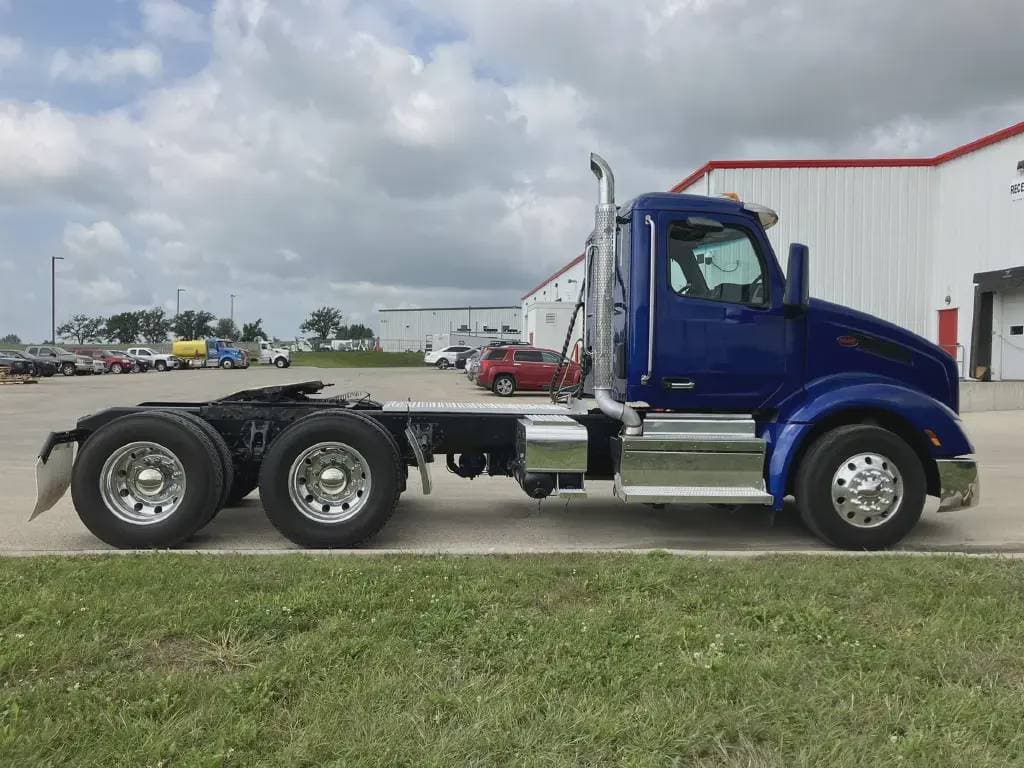 2022 Peterbilt 579 image 2