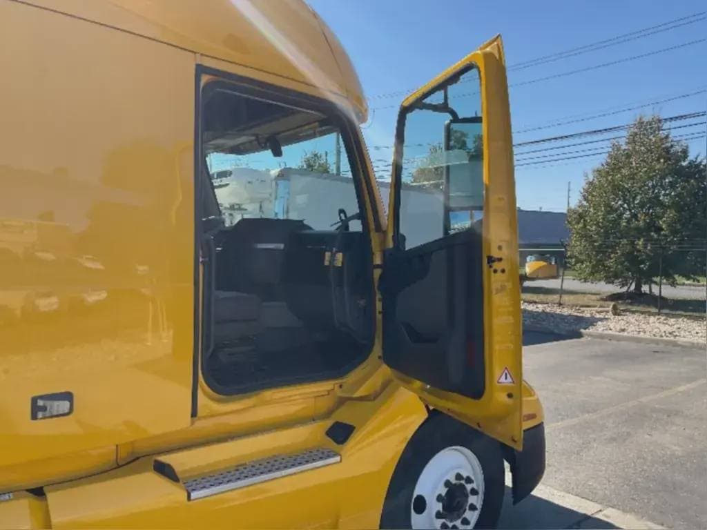 2022 Volvo VNL image 8