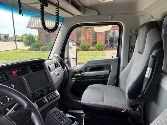 2021 Kenworth T880 image 14
