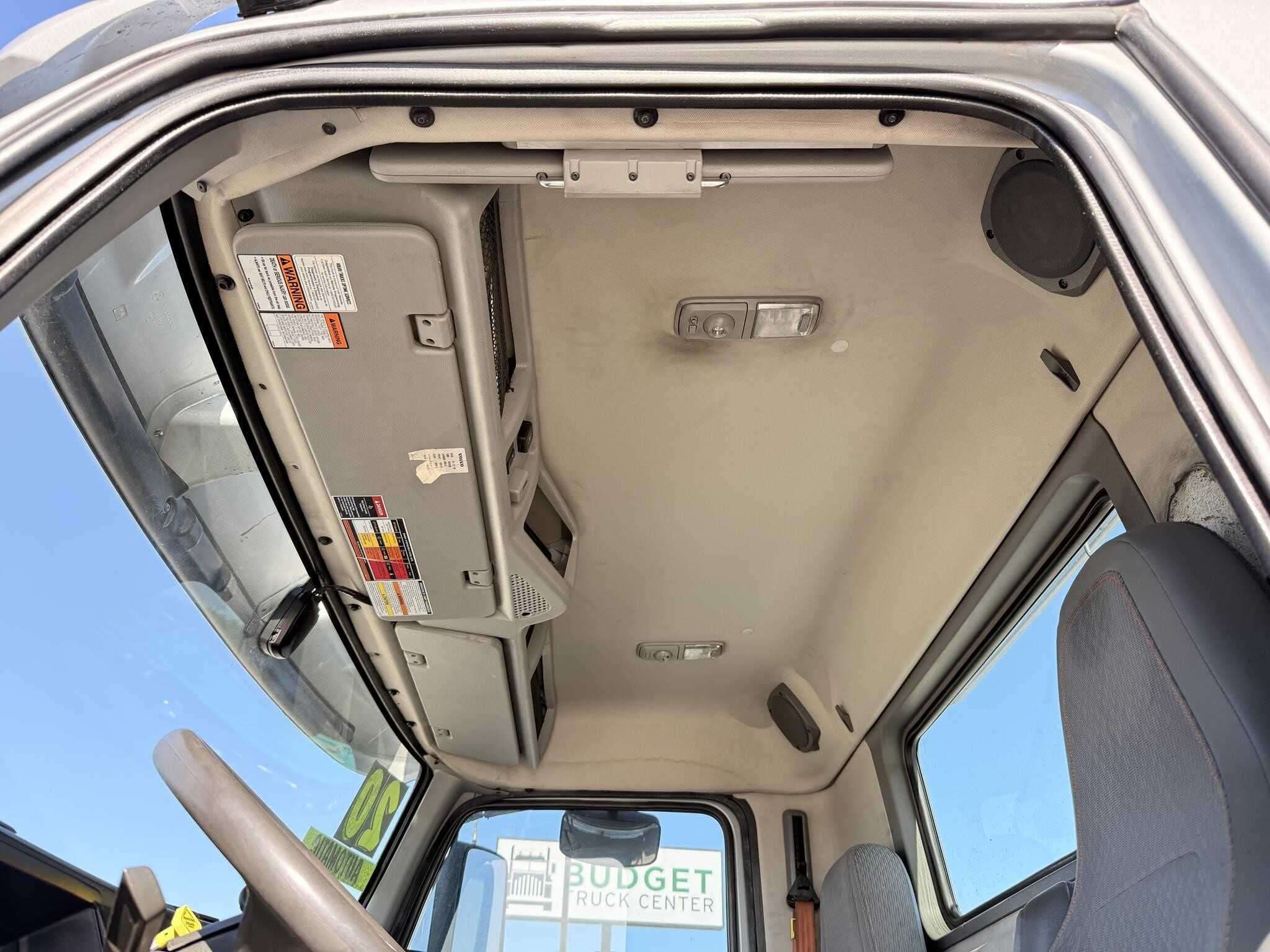 2020 Volvo VNR image 16