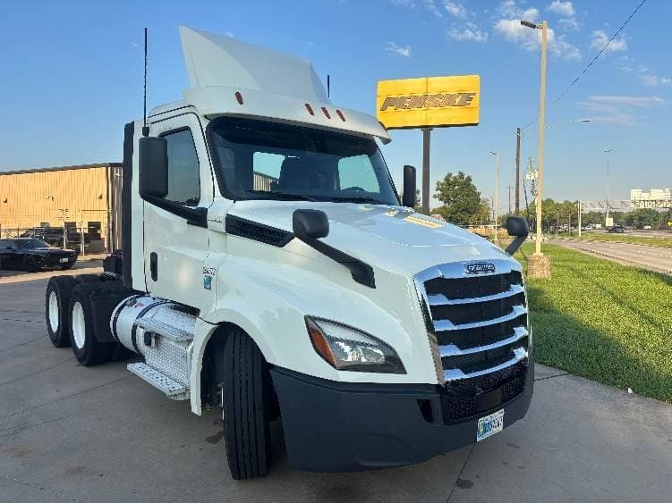 2019 Freightliner Cascadia 126 Day Cab Truck - 435HP, 12 Speed Automatic image 3