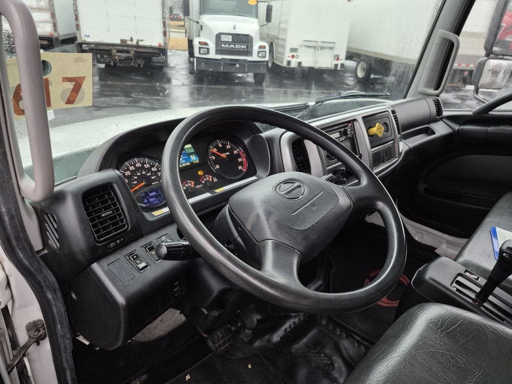 2019 Hino 338 image 9