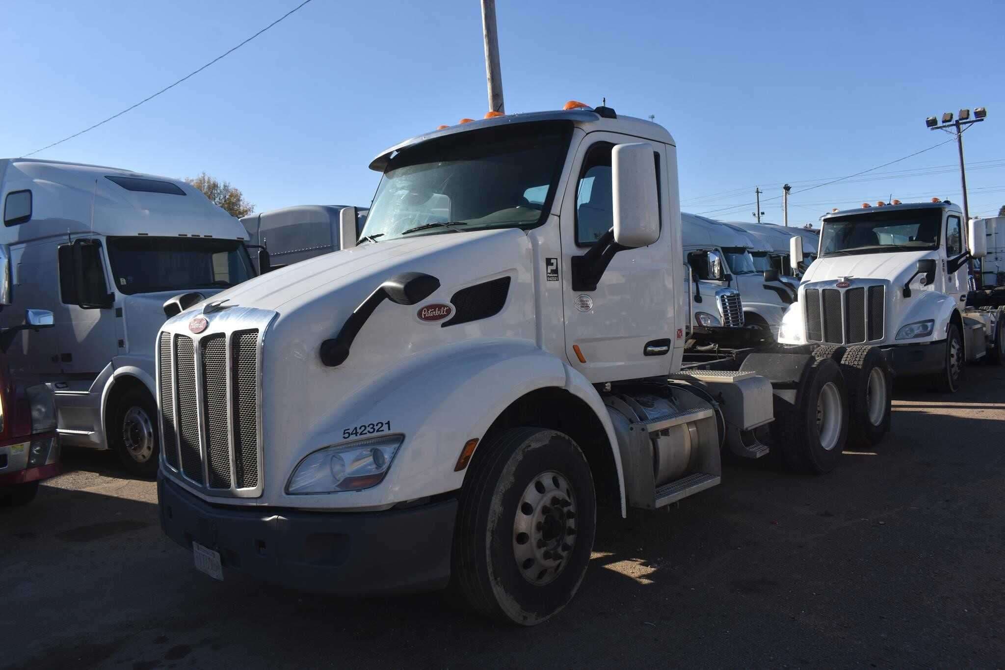 2019 Peterbilt 579 image 2