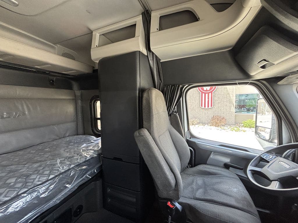 Used 2022 FREIGHTLINER PT126064ST image 14