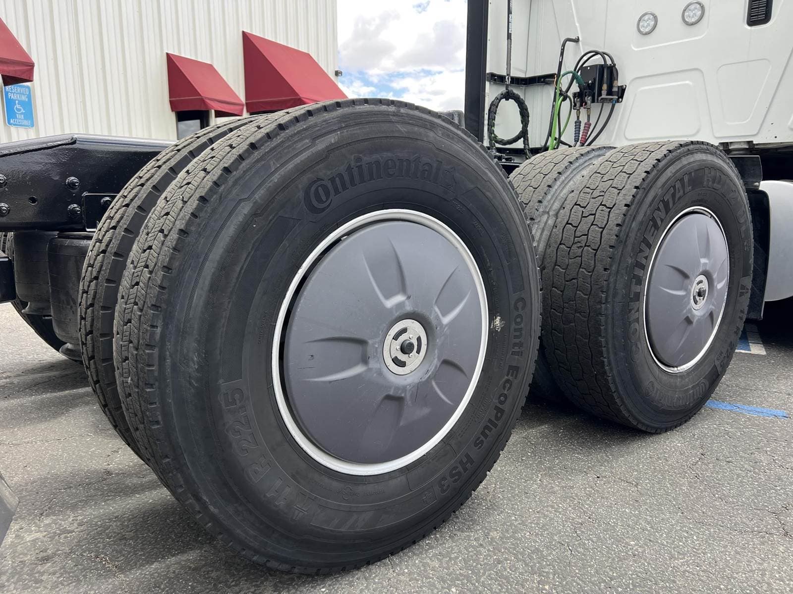 2022 International LT Sleeper Semi Truck - Raised Roof Sleeper, Cummins 450HP, Automatic image 16