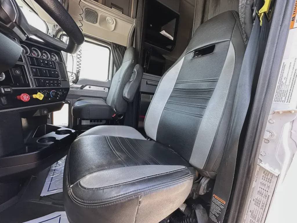Used 2021 MACK Conventional - Sleeper Truck image 14