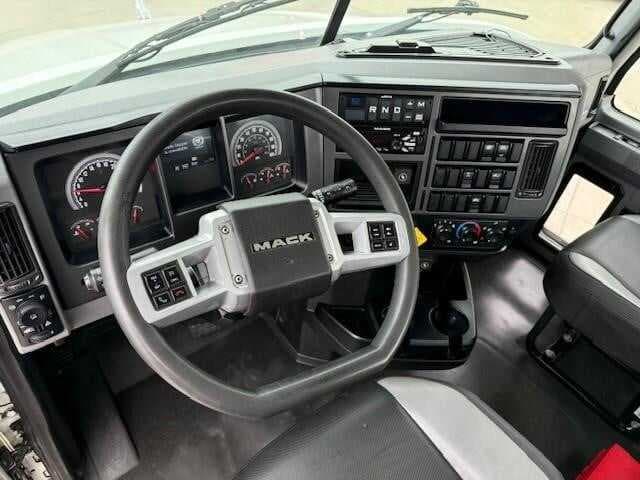 Used 2021 MACK ANTHEM Conventional - Day Cab image 3