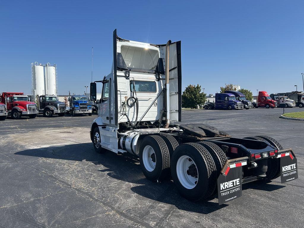2020 Volvo VNR image 3
