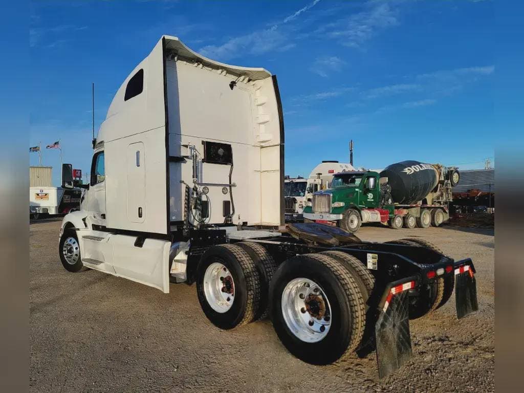 2022 Peterbilt 579 image 2