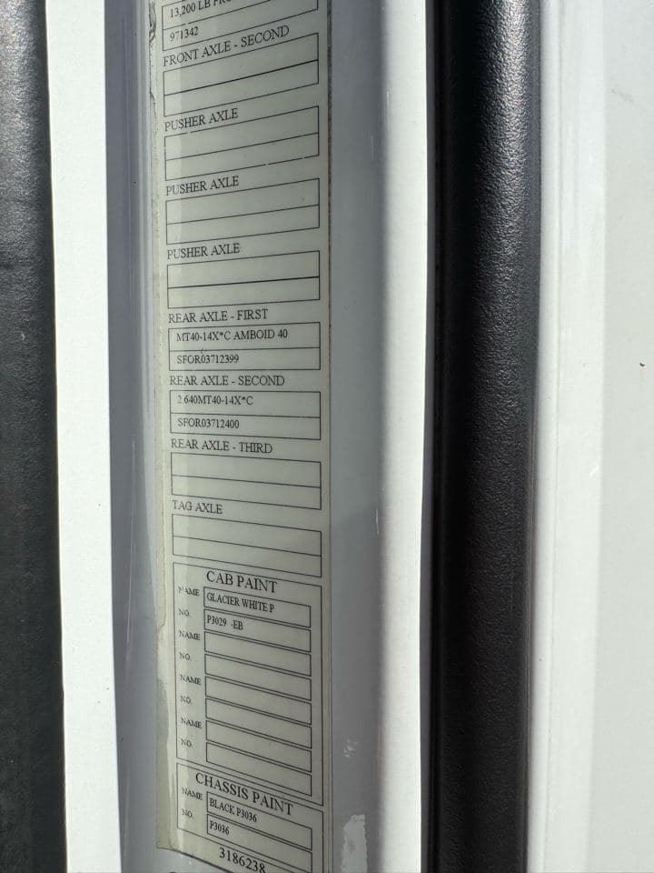 2017 Volvo VNL image 12