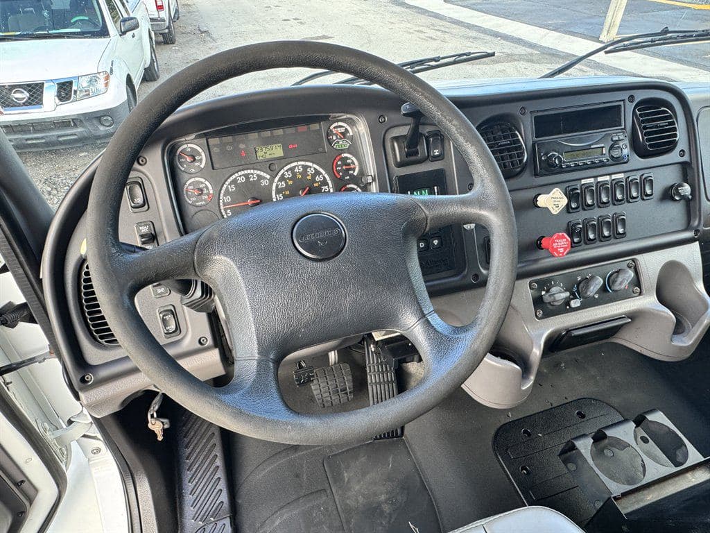 2014 Freightliner M2 106 image 65
